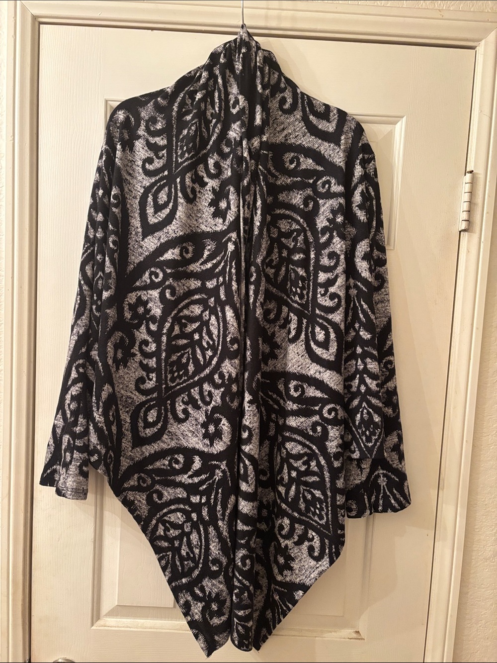 Pure Intent Black & White Paisley Open-Front Women's Sweater L EUC
